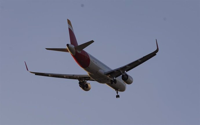 Un avión de la compañía Iberia, sobrevuela el aeropuero Adolfo Suarez-Madrid Barajas, tras la reapertura del espacio aéreo del aeropuerto, después de estar dos horas cerrado por la presencia de drones, en Madrid (España), a 3 de febrero de 2020.