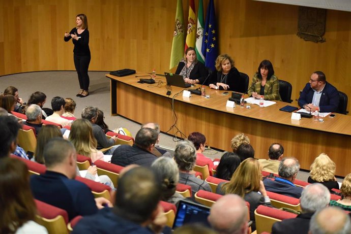 Imagen de la reunión de la Diputación con los representantes de las asociaciones