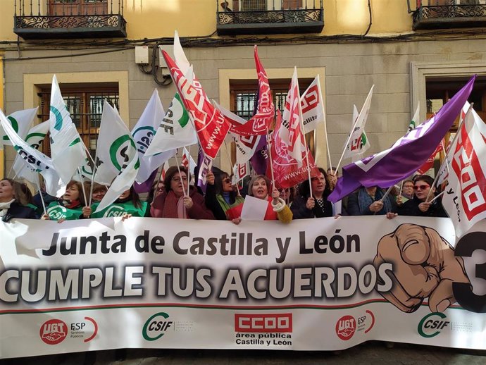 Momento de la movilización a las puertas de la Gerencia de Servicios Sociales de la Junta en Segovia.