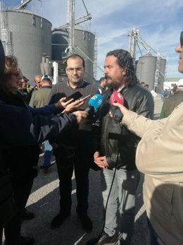 Fernando Macías atiende a la prensa en la manifestación por el campo en Villamartín