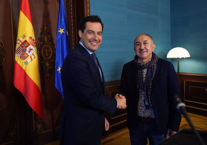 El presidente de la Junta, Juanma Moreno, estrecha la mano del secretario general de UGT, Pepe Álvarez, este martes en el Palacio de San Telmo.