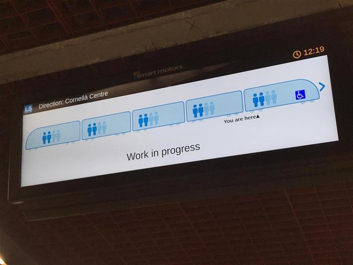 Nova pantalla a l'estació de la L5 del Metro de Barcelona que indica el nivell d'ocupació del proper tren.