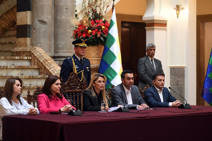 España escoltó a asilados en la Embajada de México en Bolivia para que dejaran e