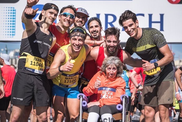 Eric Domingo intentará batir el Récord Guinness empujando a su madre en silla en el Maratón de Sevilla
