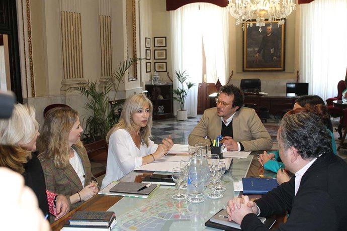 La consejera de Cultura y Patrimonio Histórico, Patricia del Pozo, en una reunión con el alcalde de Cádiz, José María González