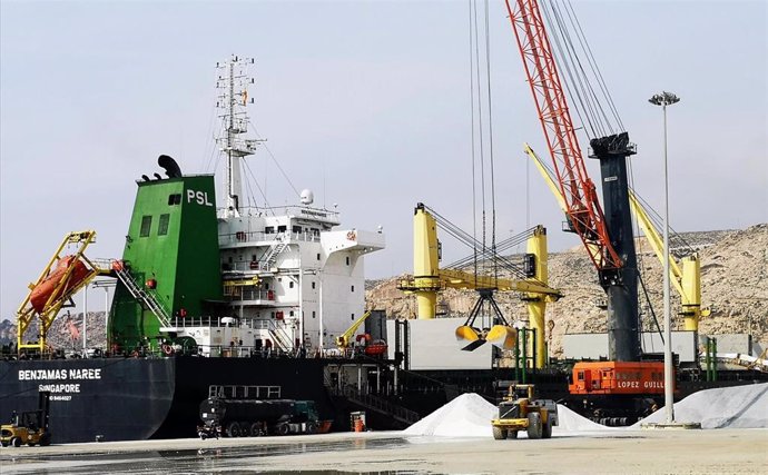 Actividad de carga de graneles en el muelle de Pechina del puerto de Almería