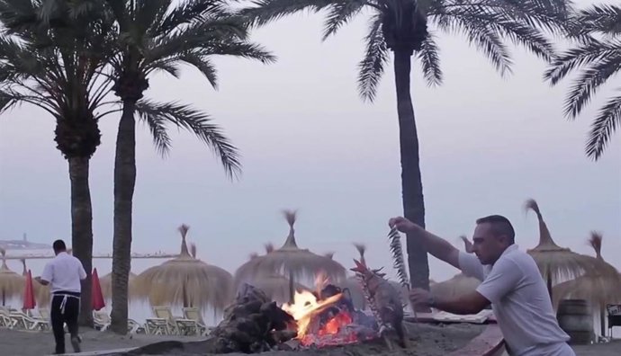 Un espetero en un chiringuito de Málaga