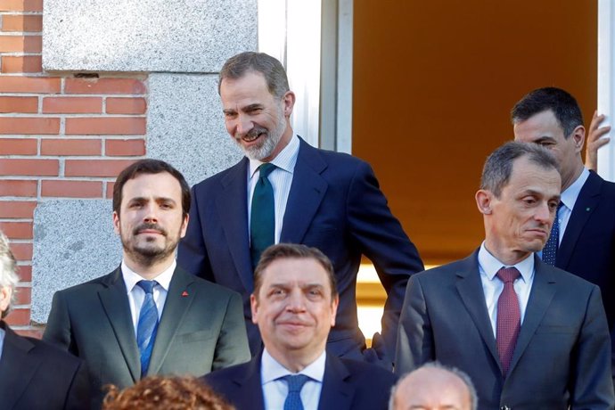 El rey Felipe VI (c) junto con el ministro de Consumo, Alberto Garzón (i) y el de Ciencia, Pedro Duque (d) posan para la foto de familia del Consejo de Ministros deliberativo presidido por el Rey en Zarzuela