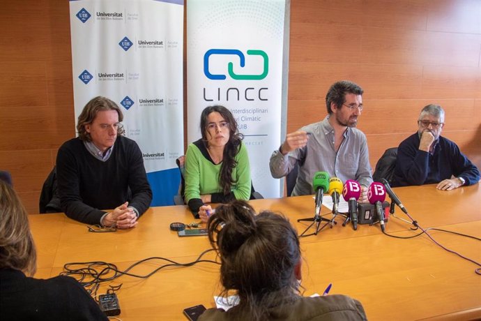 Miembros del Laboratorio Interdisciplinario sobre Cambio Climático de la UIB expresan su rechazo a la ampliación del aeropuerto de Palma.