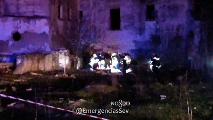 Dispositivos de emergencia en la zona de Torreblanca donde se localizó a un menor de 17 años fallecido por la caída de un muro