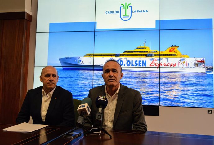 El consejero de Turismo del Cabildo de La Palma, Raúl Camacho, y el director de flota de la compañía Fred. Olsen Express, Juan Ignacio Liaño