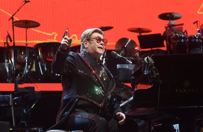 Elton John cancela sus próximos conciertos por neumonía