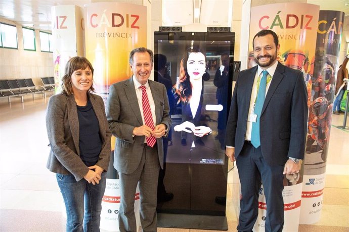 El vicepresidente primero de la Diputación de Cádiz y diputado de Turismo, José María Román, en la presentación del asistente virtual de información en el aeropuerto de Jerez