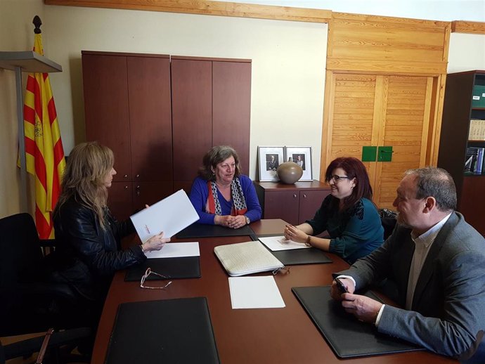 La directora general de Justicia del Gobierno de Aragón, María Ángeles Júlvez informa de la digitalización de los registros civiles a la FAMCP