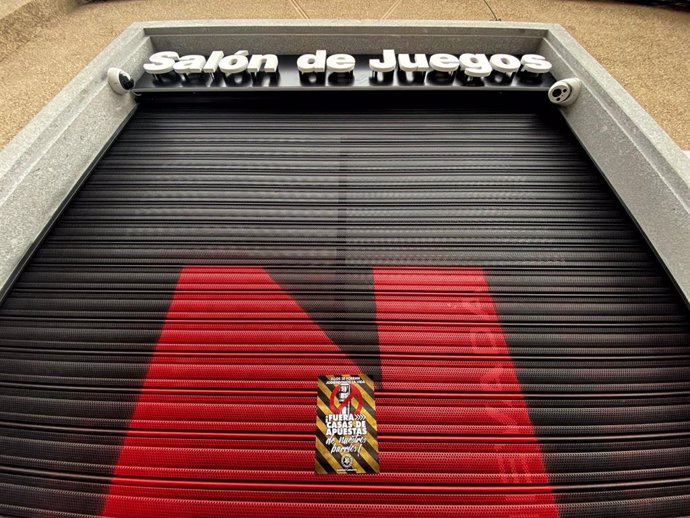 Un cartel que dice '¡Fuera las casas de apuesta de nuestros barrios!' en el cierre de un local de apuestas de la Calle Bravo Murillo, en Madrid (España) a 21 de enero de 2020.