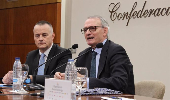 El presidente de la CEP, Jorge Cebreiros, y el economista Antón Costas durante el encuentro