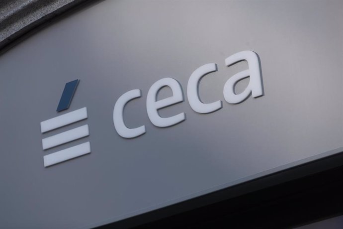 Logo de CECA (Confederación Española de Cajas de Ahorros) en su sede en Madrid.