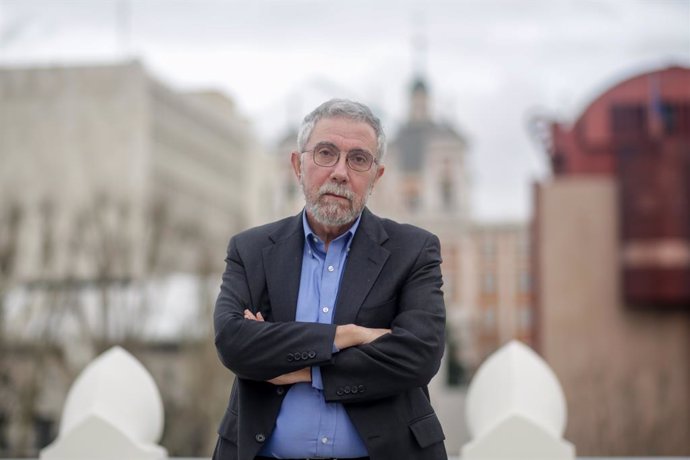El economista estadounidense Paul Krugman, posa tras su entrevista con Europa Press en la Fundación Rafael del Pino, en Madrid (España) a 17 de febrero de 2020.