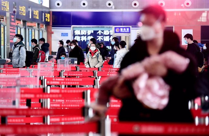 18 February 2020, China, Shenyang: Passengers with face masks wait for their flight at the Taoxian international airport, amid the outbreak of the coronavirus. Photo: Zhang Wenkui/SIPA Asia via ZUMA Wire/dpa