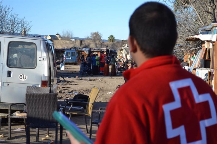 Voluntario de Cruz Roja visita un asentamiento de inmigrantes