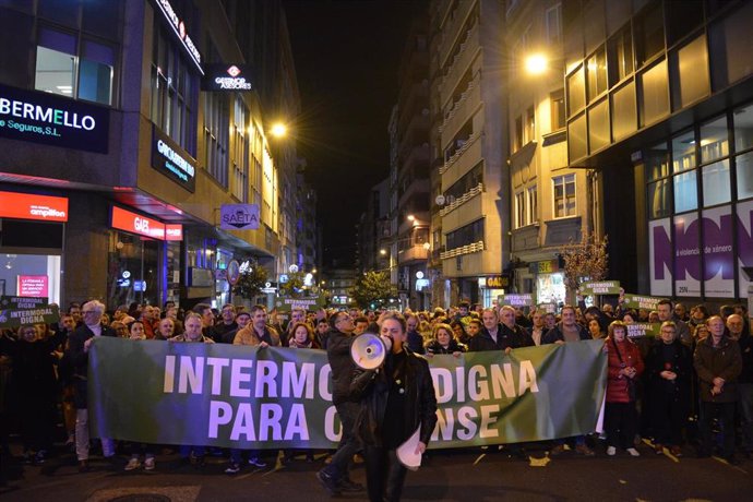 Manifestación en Ourense convocada por la plataforma Por un Tren Digno contra el proyecto de la intermodal