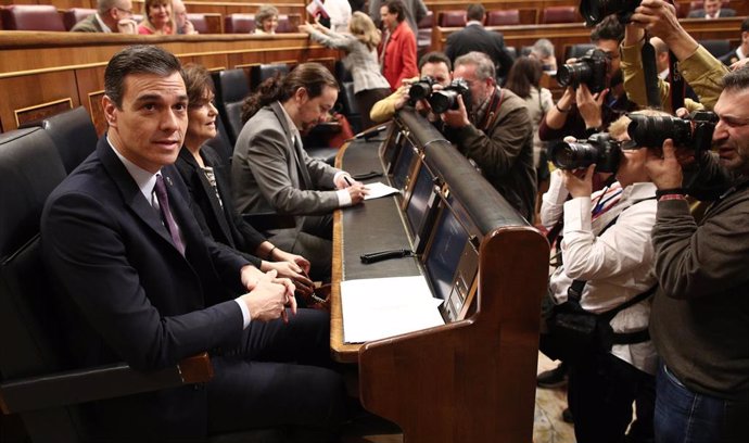 El presidente  Pedro Sánchez, con los vicepresidentes Carmen Calvo y Pablo Iglesias en el banco azul del Gobiernoen el Congreso