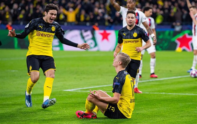 El jugador del Borussia Dortmund Erling Haaland celebra uno de sus goles ante el PSG