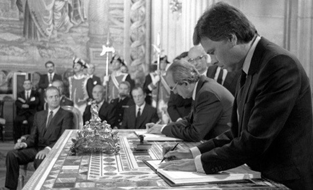 El expresidente del Gobierno Felipe González y el exministro de Exteriores Fernando Morán