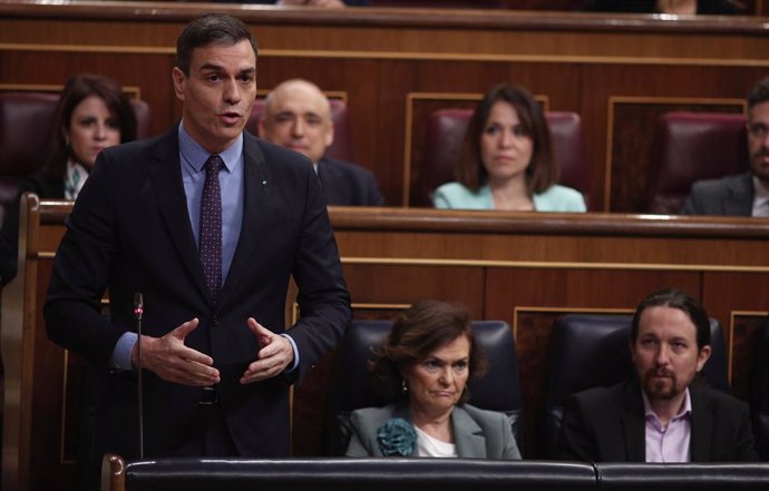 El presidente del Gobierno, Pedro Sánchez, contesta a las preguntas del presidente del PP, Pablo Casado, durante la sesión de control al Gobierno en el Congreso 