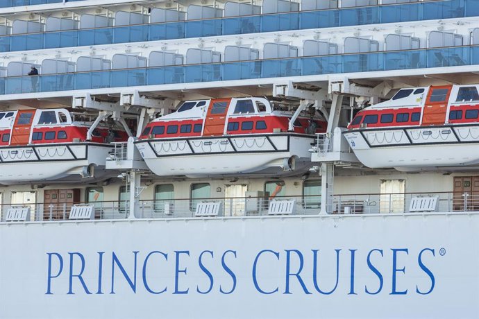 Los pasajeros del crucero 'Diamond Princess' comienzan a desembarcar este miércoles en Japón. 