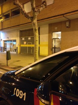 Un vehículo policial junto al portal 9 de la calle Pepe Blanco de Logroño donde ha aparecido muerto un hombre de 75 años, con indicios de muerte violenta