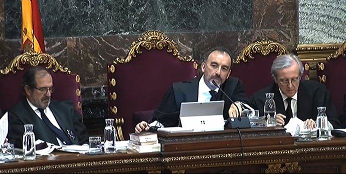 (E-D) El magistrat, Andrés Martínez Arrieta, el president del tribunal, Manuel Marchena i el magistrat, Juan Ramón Berdugo, durant la jornada 48 del judici del procés al Tribunal Suprem.