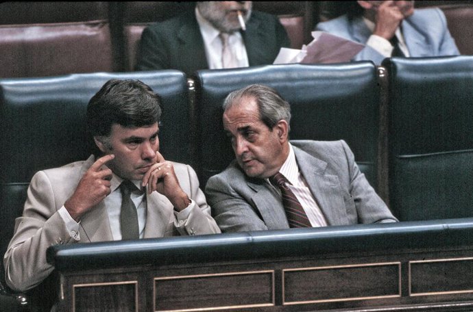 Foto de Archivo: El exministro de Asuntos Exteriores, Fernando Morán (dech) y el expresidente del Gobierno, Felipe Gónzalez (izq), en una sesión plenaria en el Congreso, en la que se debate la aprobación de la Ley del Aborto en enero de 1998.