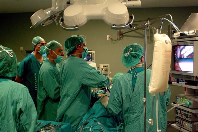 Imagen de archivo de un trasplante renal en un quirófano del Hospital Virgen del Rocío.