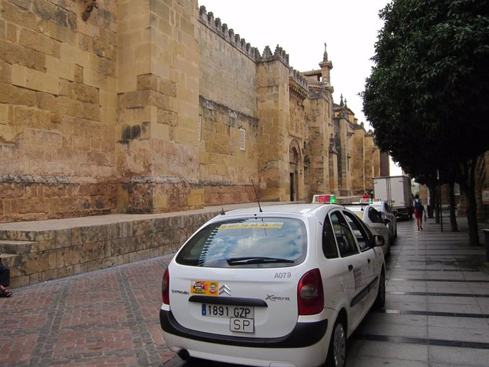 Parada de taxis junto a la Mezquita, en una imagen de archivo.