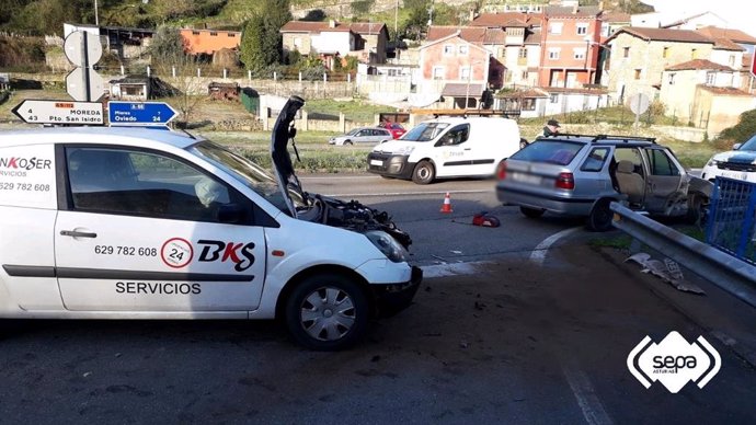 Accidente de tráfico en Mieres con cinco hridos y dos vehículos implicados.
