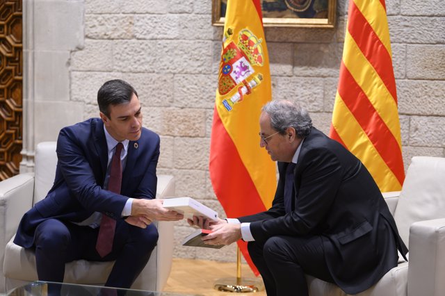 El presidente de la Generalitat, Quim Torra (dech) le regala dos libros al presidente del Gobierno, Pedro Sánchez (izq), antes de su reunión en el Palau de la Generalitat, en Barcelona /Catalunya (España), a 6 de febrero de 2020.