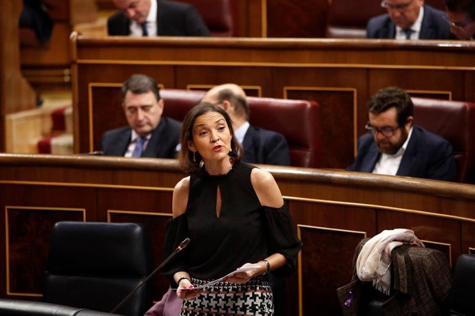 La ministra de Industria, Comercio y Turismo, Reyes Maroto, en el Congreso