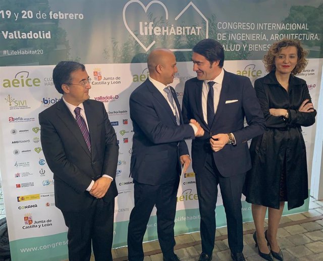 El consejero de Fomento y Medio Ambiente y el presidente de Aeice se saludan en la inauguración del congreso Life Habitat.