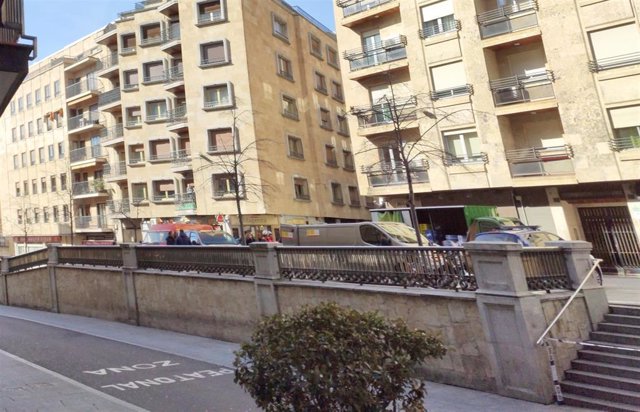 Zona peatonal acordonada donde se ha producido el atropello en Salamanca.