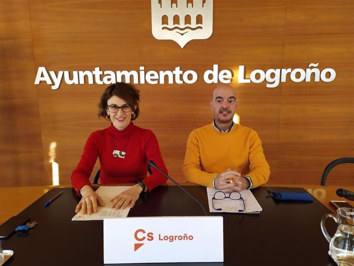 Los concejales de CS en el Ayuntamiento de Logroño, Rocío Fernández e Ignacio Tricio, en comparecencia de prensa