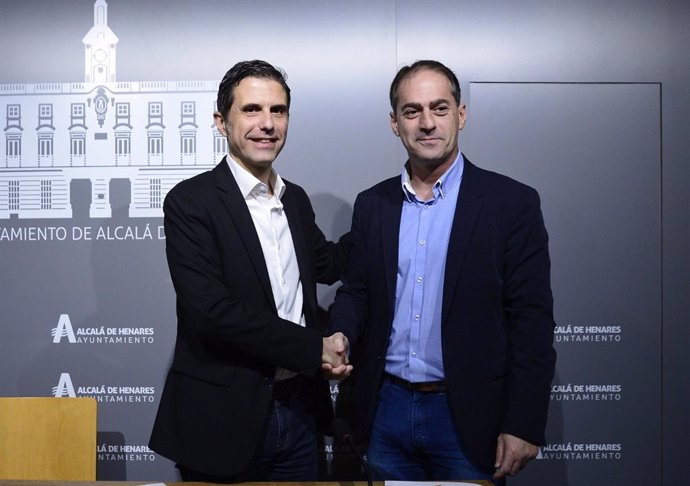 El alcalde de Alcalá de Henares, Javier Rodríguez Palacios, estrecha la mano al portavoz de Ciudadanos en la localidad, Miguel Ángel Lezcano, tras alcanzar un acuerdo sobre los presupuestos municipales de 2020.