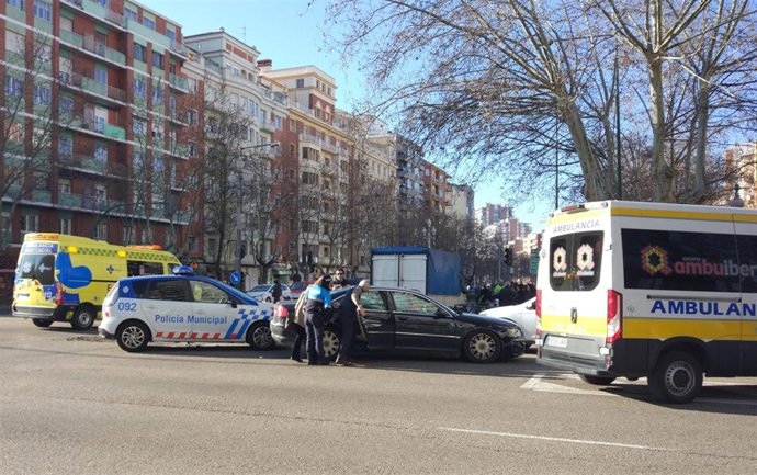 Asistencias sanitarias, Policía Local y el turismo en el que iba el herido y, al fondo, camión impolicado en el accidente en el cruce del Paseo de Zorrilla con Paseo del Hospital Militar.