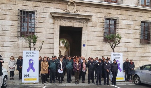Gloria Calero, en el centro de la imagen, durante la concentración en València por el asesinato de una mujer en Moraira.