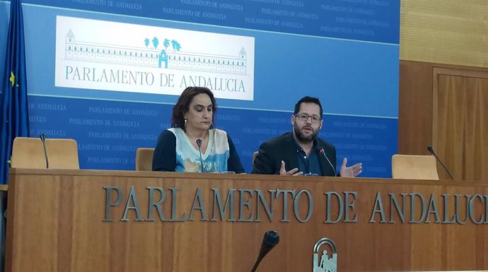 Rueda de prensa de los portavoces adjuntos de Adelante Andalucía Ángela Aguilera y José Ignacio García, en el Parlamento andaluz.