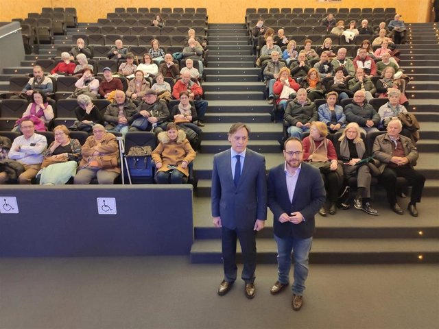 El alcalde de Salamanca, Carlos García Carbayo (i), junto al concejal de Fomento, Daniel Llanos (d), antes del sorteo del alquiler de las viviendas.