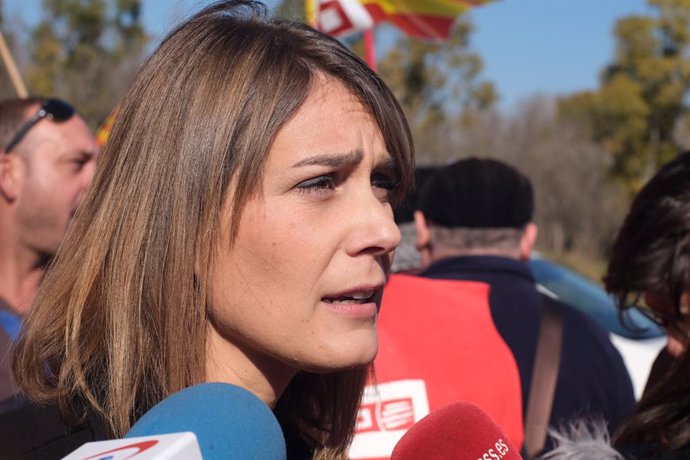 La presidenta de CatECP al Parlament, Jssica Albiach, ofereix declaracions als mitjans de comunicació per valorar la vaga del sector petroquímic a Tarragona.