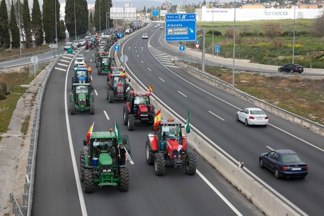 Manifestacion de agricultores con tractores a su entrada en Granada