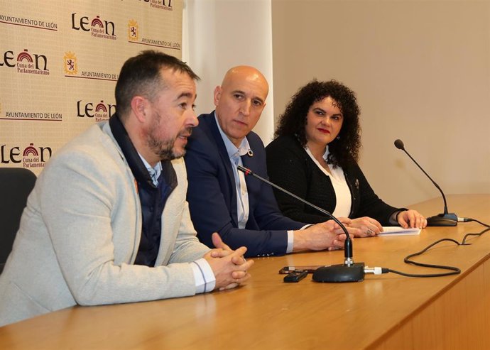 El alcalde de León, José Antonio Diez, la concejal de Bienestar Social y Juventud, y el director de La 8 León, Juan Francisco Martín, en la presentación de la campaña 'Qué puedo hacer por ti'.