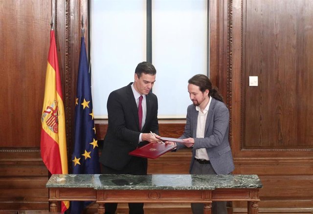 El presidente del Gobierno, Pedro Sánchez, y el secretario general de Podemos, Pablo Iglesias, presenta el programa de la coalición